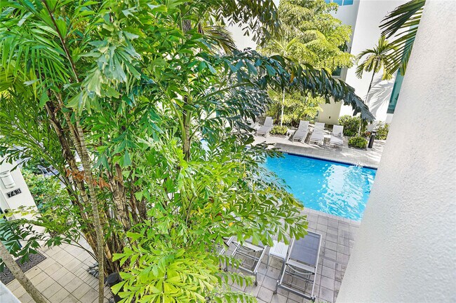 Building Photo - 741 NE 4th Ave