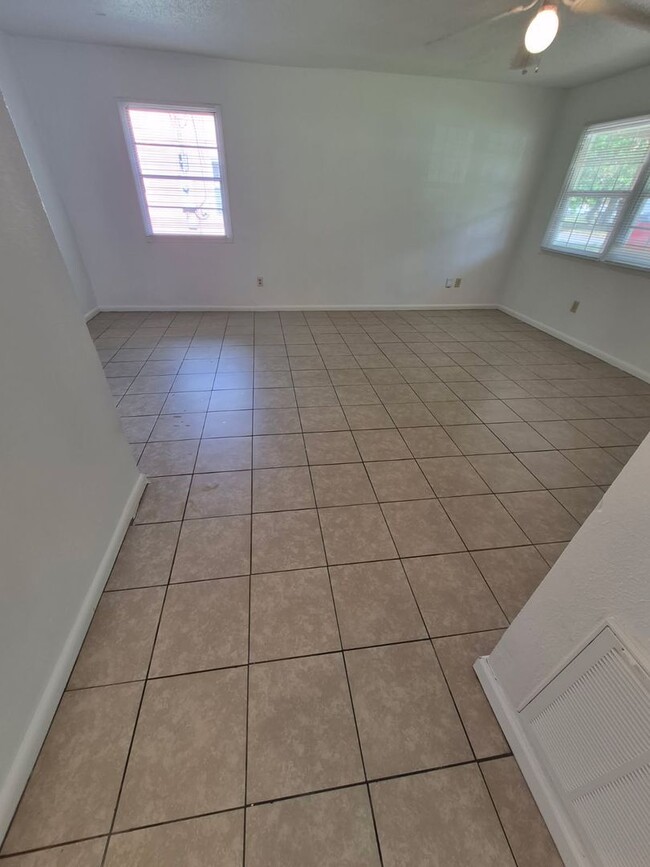 Building Photo - Moss Point 2 Bedroom