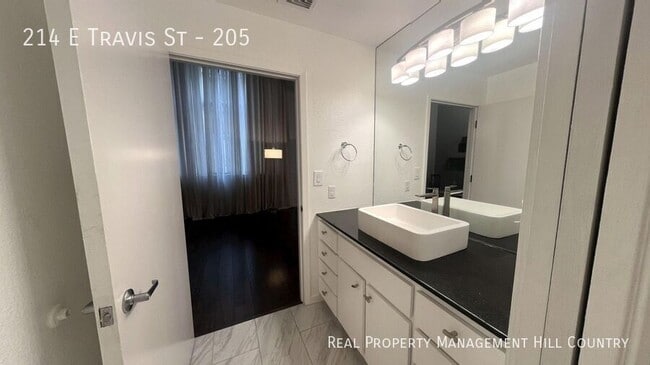 Building Photo - Modern Downtown Condo in the Heart of San ...