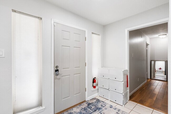 Building Photo - 14039 Utopia Dr