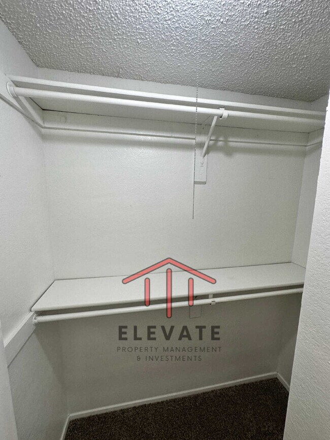 Building Photo - "Charming 3-Bedroom Townhouse Oasis with 2...