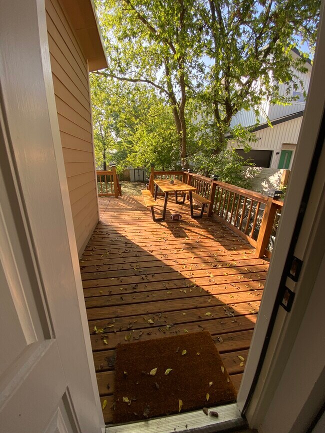 Building Photo - 2511 E 9th St