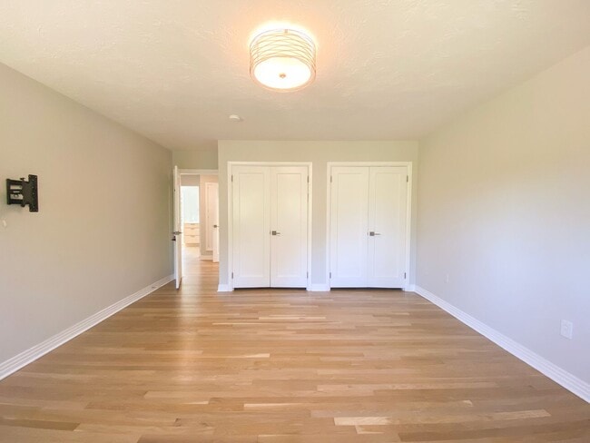 Building Photo - Stunning Mid-Century Home with Spectacular Southerly Views in Sought-After Terwilliger Heights!