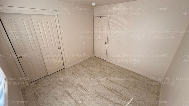 Building Photo - 3 bedroom/ 2 bathroom apartment