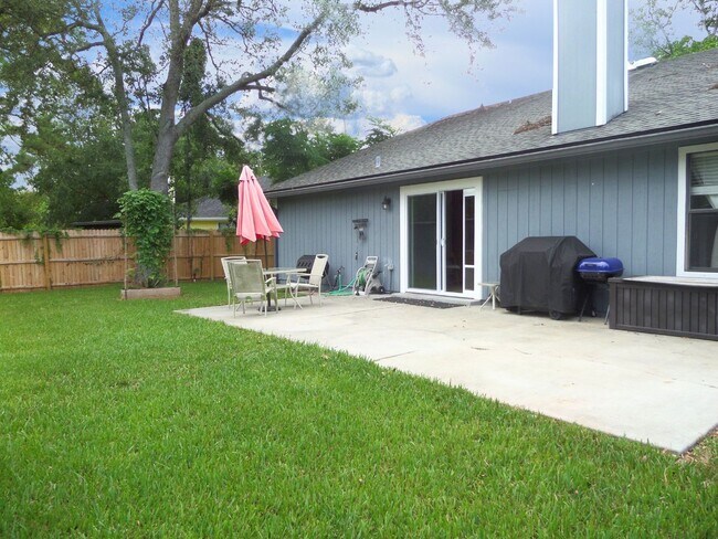 Building Photo - Beautiful 3 bedroom Home