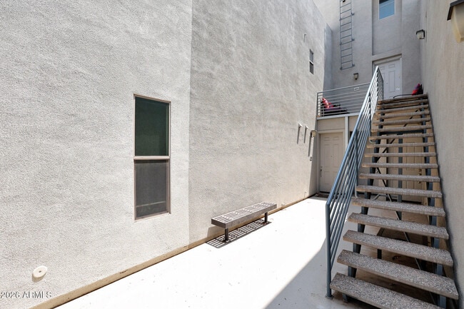 Building Photo - 615 E Portland St