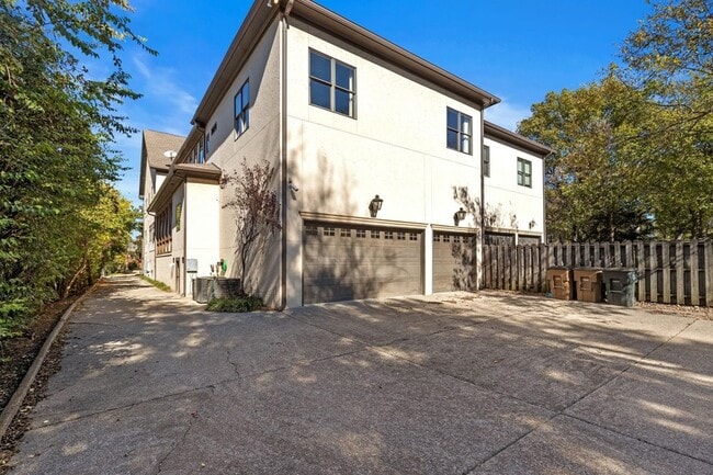 Building Photo - 2019 Overhill Dr