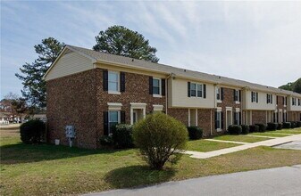 Building Photo - "Charming Fayetteville Townhouse: Spacious 3-Bed, 2.5-Bath Haven"