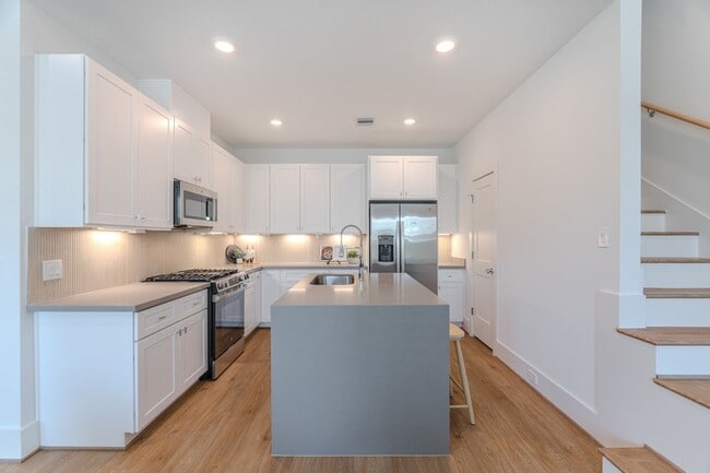 Building Photo - 7613 Victory Reserve St