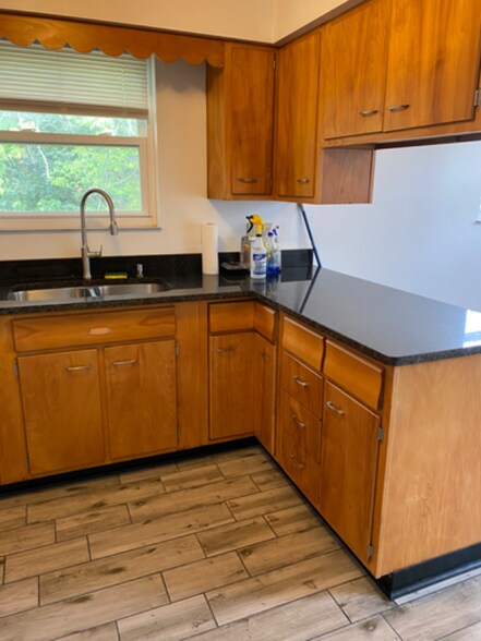 Building Photo - 4947 Charlemar Dr