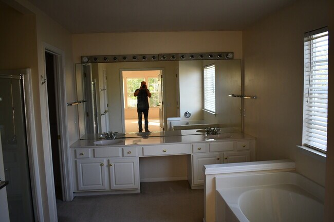 Building Photo - 2612 Stirrup Ridge Ln