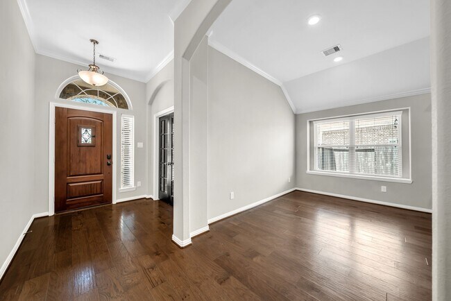 Building Photo - 18739 Laurel Hills Dr