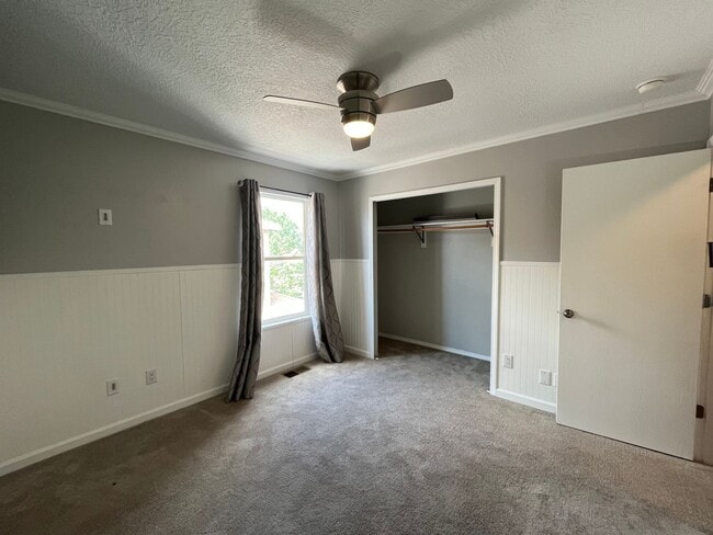 Building Photo - Large 3 Bedroom 2.5 Bathroom Located In Th...