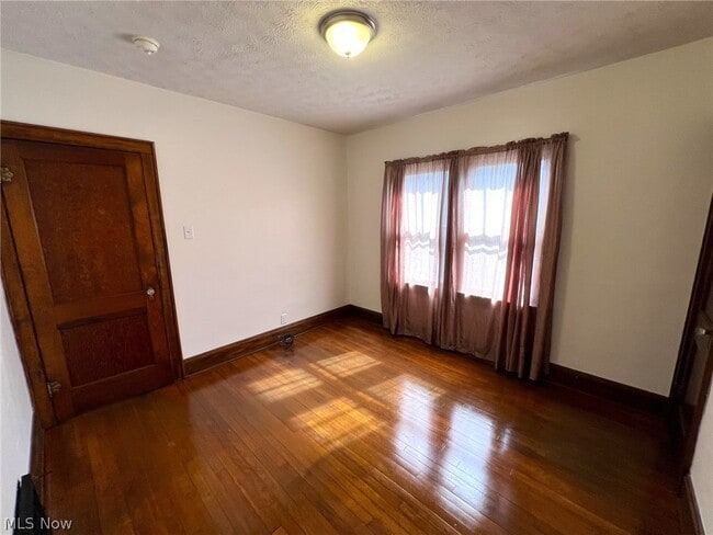 Building Photo - 982 Dan St