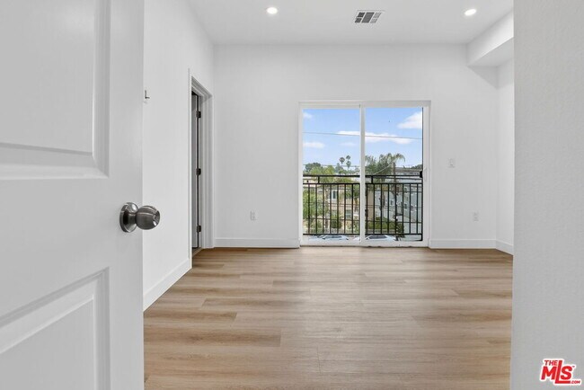 Building Photo - 11446 Oxnard St
