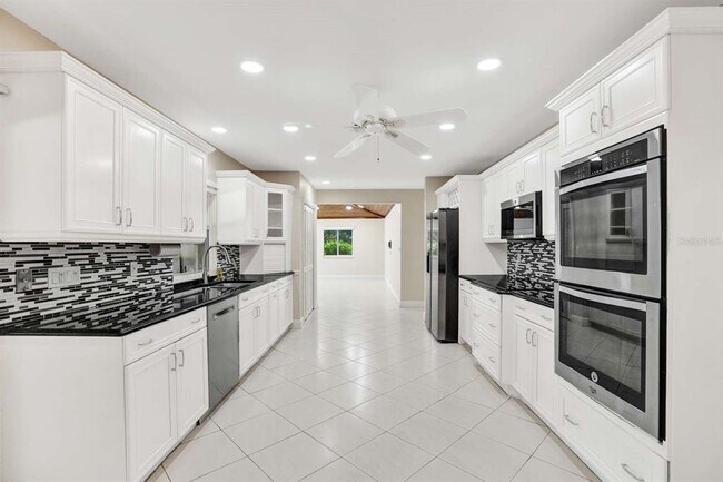Building Photo - 2527 Lakes Dr