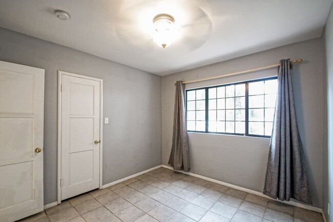 Building Photo - PARTIALLY REMODELED, SPACIOUS & BRIGHT, 4B...