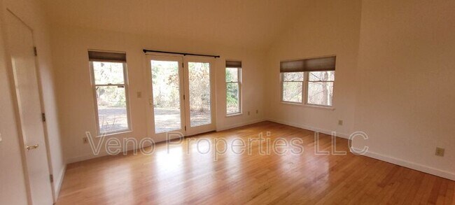 Building Photo - 16 Maple Ave