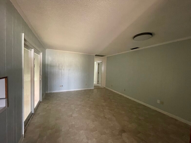 Building Photo - 213 E Pecan Rd