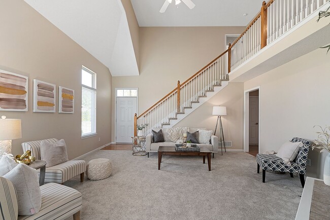 Building Photo - {13862} Spacious townhome in Prime Location + Maintenance Provided Community + Neighborhood Pool ...