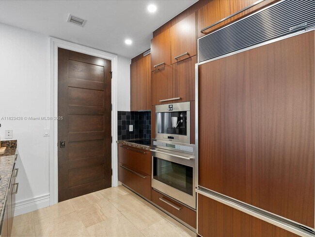 Building Photo - 15901 Collins Ave