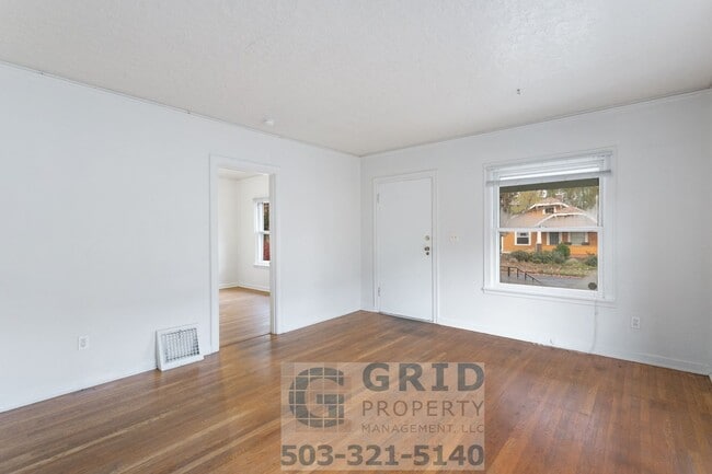 Building Photo - Charming 2 Bedroom Available in Popular N Kenton Neighborhood!