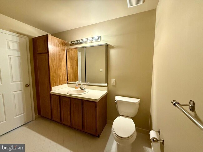 Building Photo - 2206 Brookhaven Dr
