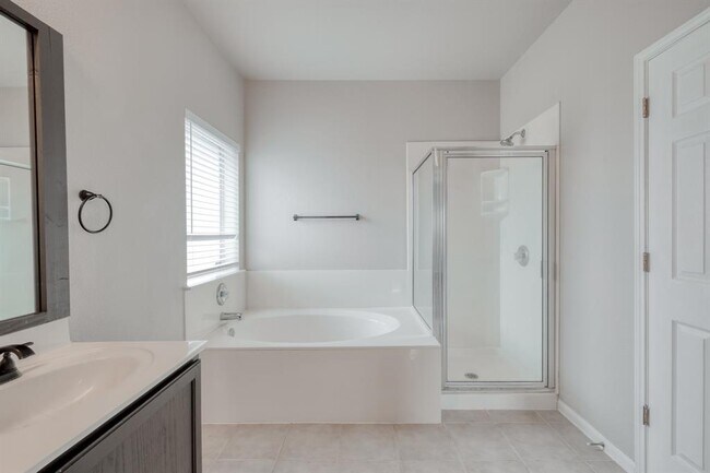 Building Photo - 211 Hanstrom Dr