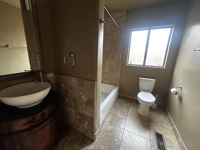 Building Photo - 511 Carlisle Blvd SE