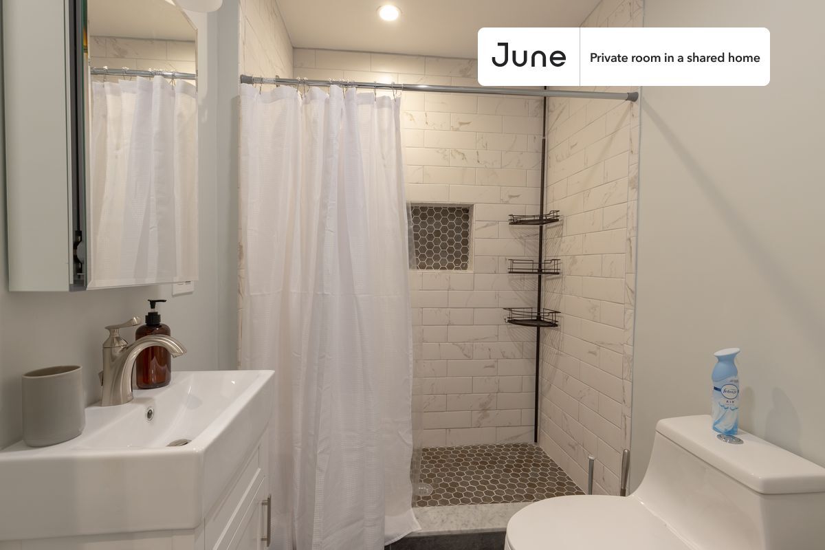 Building Photo - Private bedroom in 4 bed/2 bath Home
