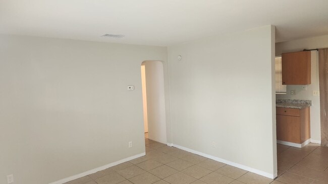 Building Photo - 3 bedroom one bath