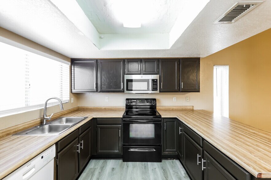 Building Photo - 8539 W Diana Ave