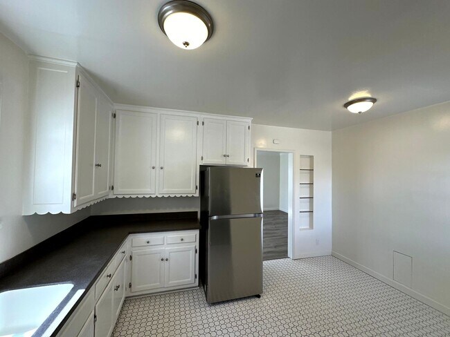 Building Photo - MOVE-IN SPECIAL 2 WEEKS FREE RENT!!!! - Lovely Cozy & Spacious renovated upper level 1 Bedroom / ...
