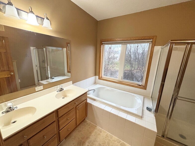 Building Photo - 15014 Valley View Pl