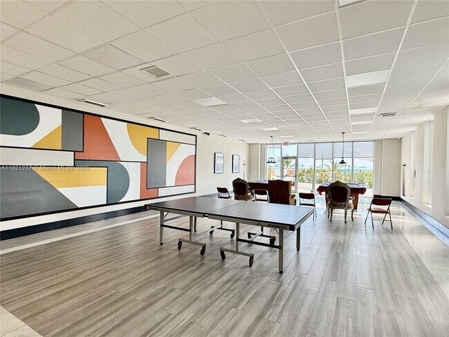 Building Photo - 3140 S Ocean Dr