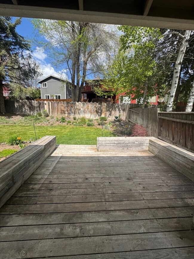 Building Photo - 3 bed 2 bath house with 2 car garage in great area!