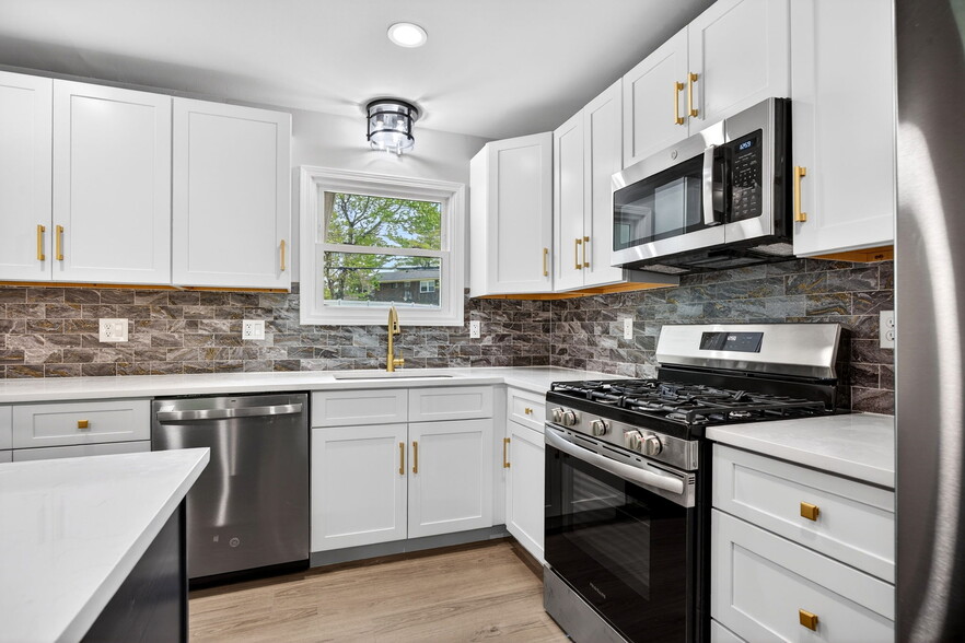 Kitchen - 3200 Schaffner Dr