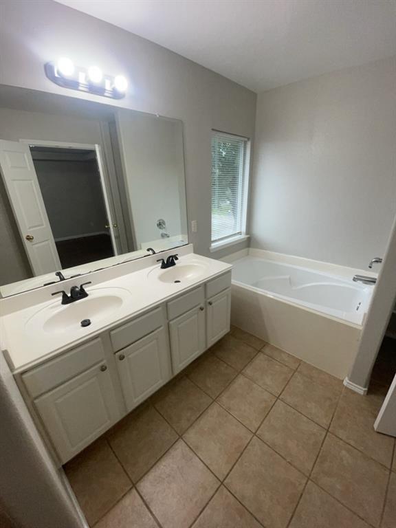 Building Photo - 20911 Southvine Ct