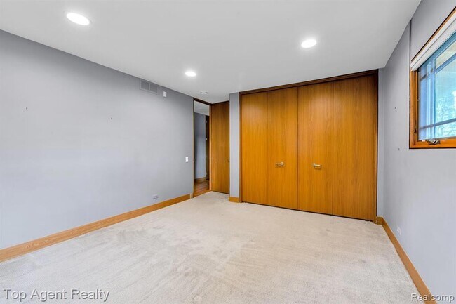 Building Photo - 5760 Snowshoe Cir