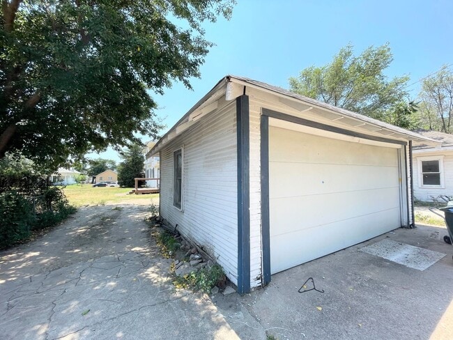 Building Photo - Updated 3 bedroom home