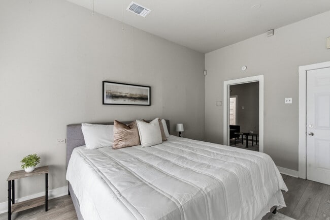 Building Photo - 314 W Cevallos