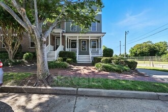 Building Photo - 811 Holly St