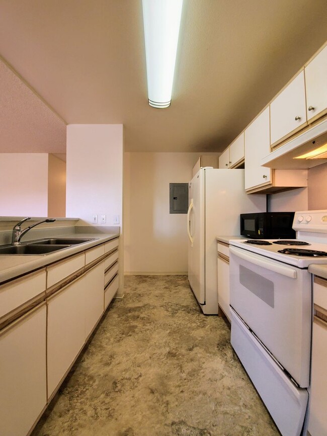 Building Photo - Available May 12, 2025 | 2 Bedroom, 2 bath...