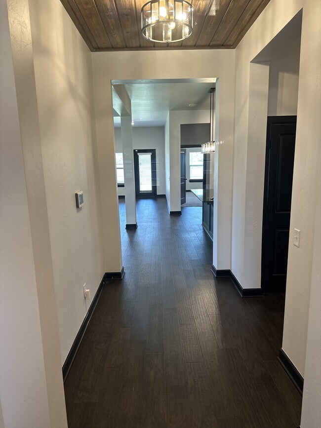 Building Photo - 2229 Roca Dr