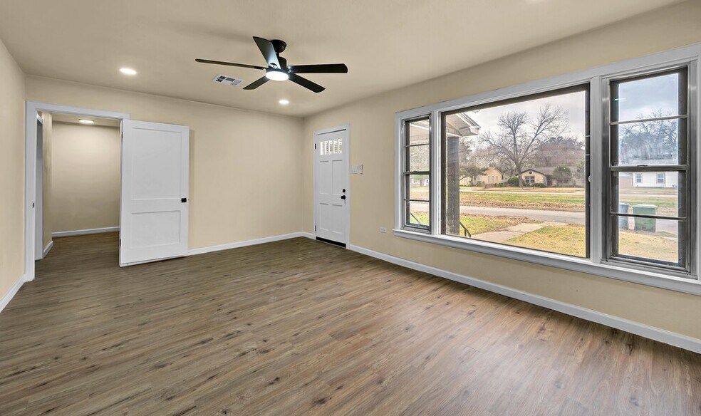 Building Photo - 3225 Edmond Ave