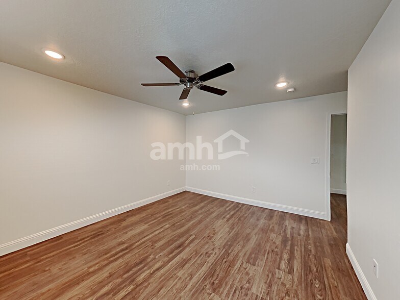 Building Photo - 2440 E Surry Way