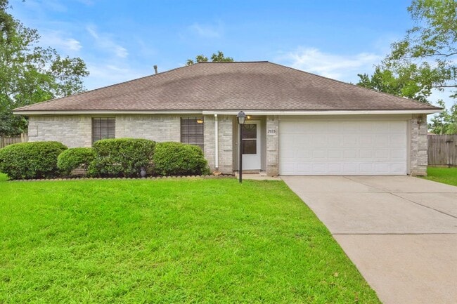 Building Photo - 2035 Woodhue Dr
