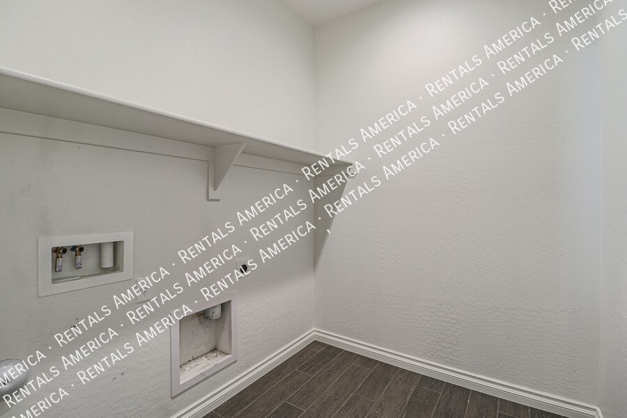 Building Photo - 10910 E Calypso Ave