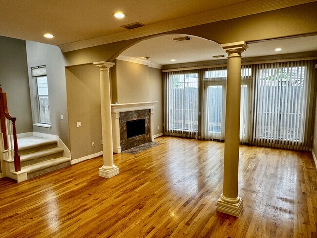 Building Photo - 4916 Travis St