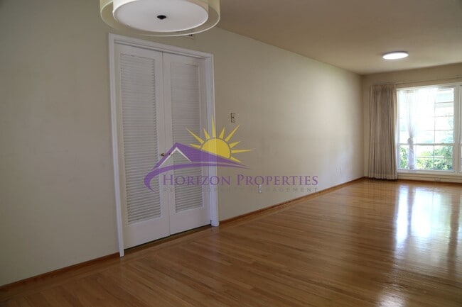 Building Photo - Unique 3 Bed 2 Bath + 2 bonus rooms 1,639 ...